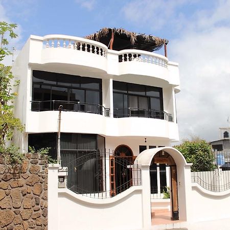 Planet House Hotel Puerto Ayora  Exterior photo