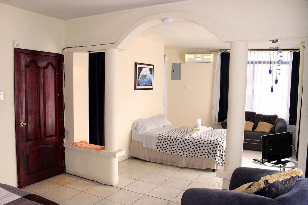 Planet House Hotel Puerto Ayora  Room photo