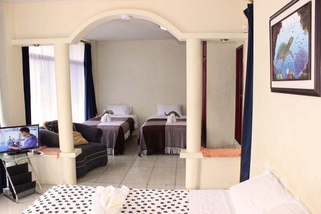 Planet House Hotel Puerto Ayora  Room photo