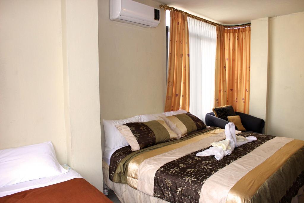 Planet House Hotel Puerto Ayora  Room photo