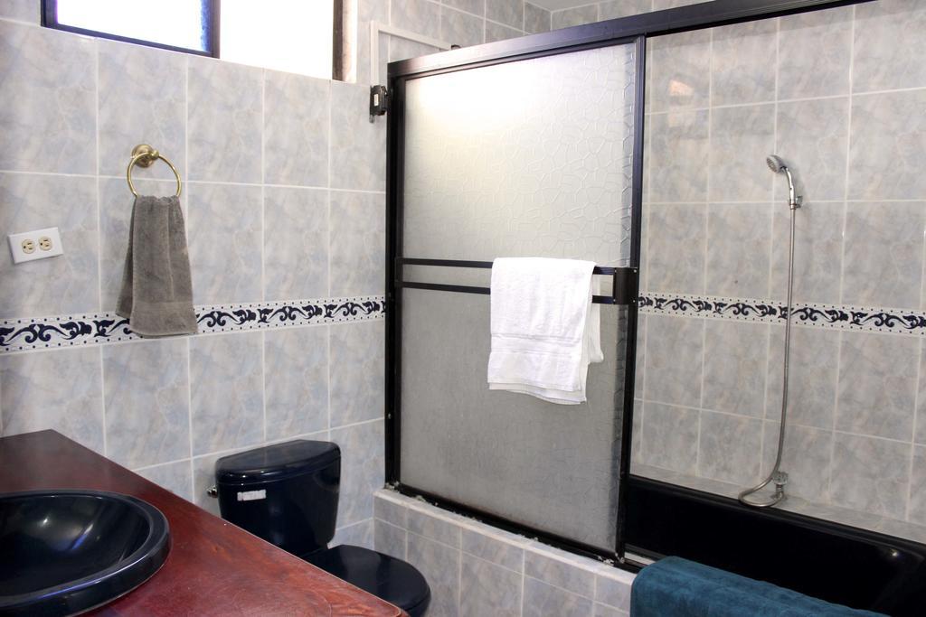 Planet House Hotel Puerto Ayora  Room photo