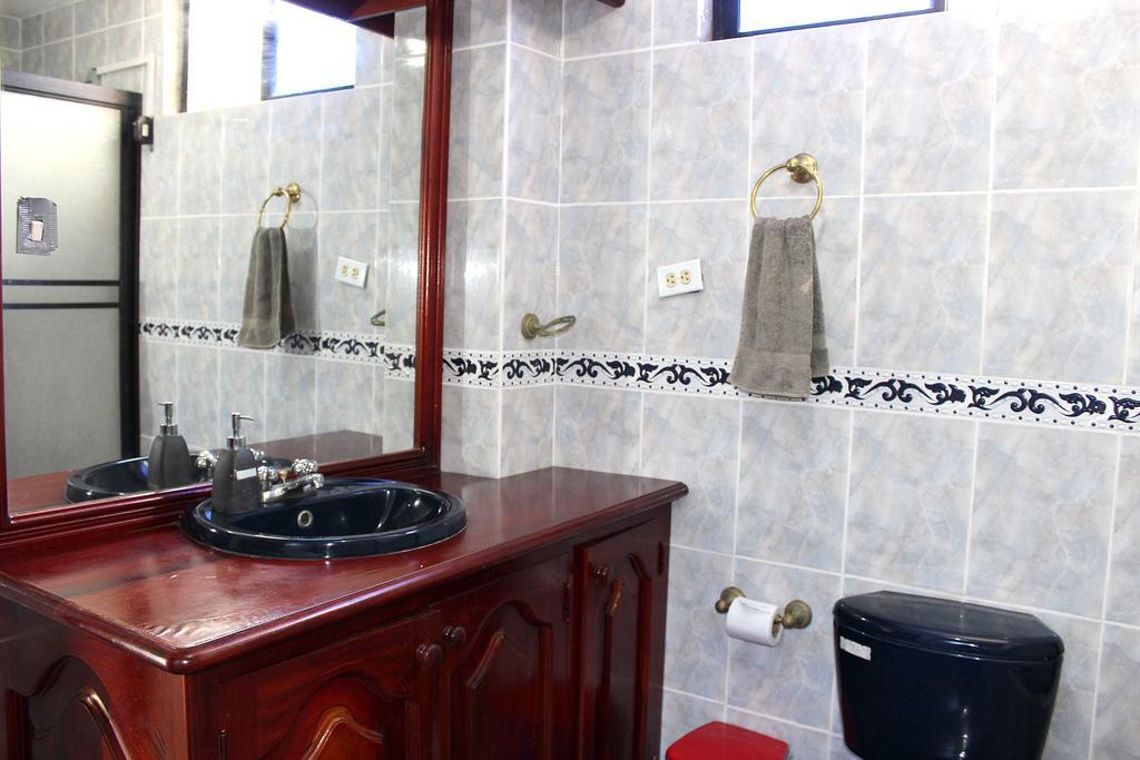 Planet House Hotel Puerto Ayora  Room photo